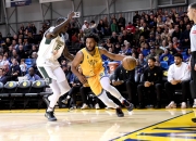 包含勇士锋线强势发威，帮助球队稳定领先的词条