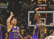 詹姆斯绝杀时刻，独行侠点燃赛场，命运悬念迎来胜利！